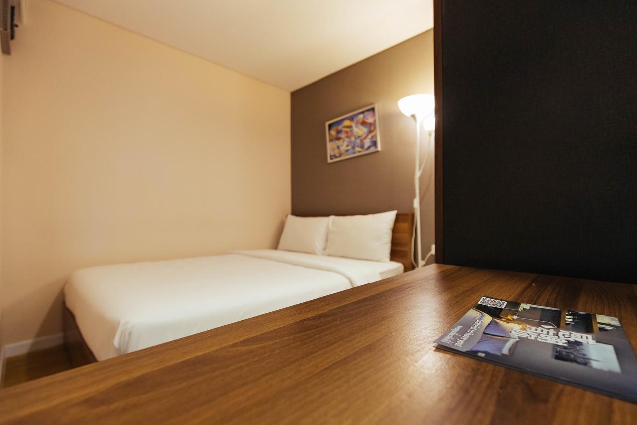 Roomme Hospitality Nang Linchee Branch 曼谷 外观 照片